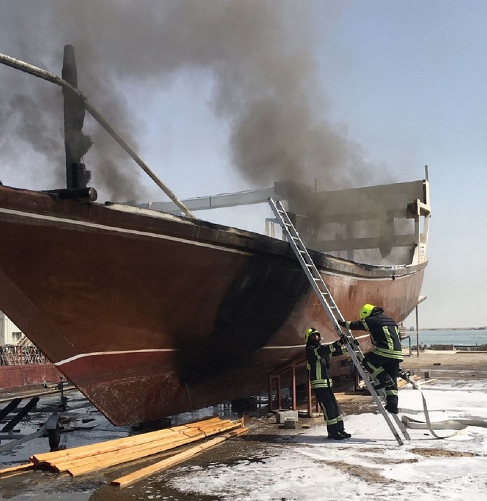 الدفاع المدني في أبو ظبي يسيطر على حريق بقارب في "مارينا البطين"